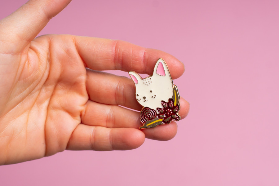 Pin Gato con Collar Floral